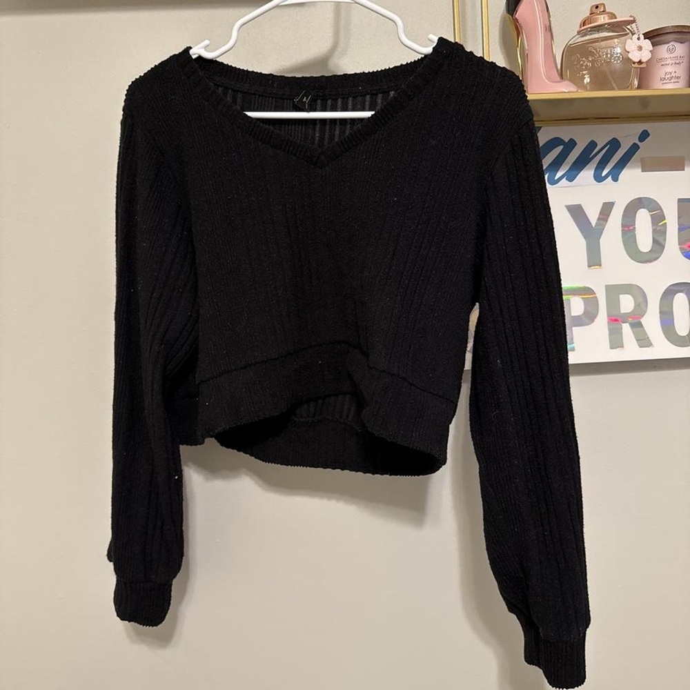 Cropped V-Neck Ribbed Sweater - Black